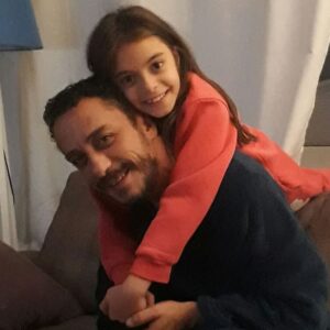 Hakan Karsak Instagram - Hep orada kal çocuk...ve hep gül...
Jinda Deniz Karsak...