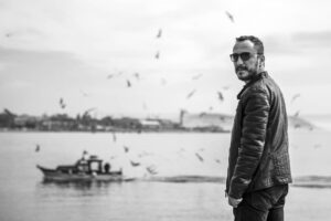 Hakan Karsak Instagram - Gün olur
Alır başımı giderim
Denizden yeni çıkmış ağların kokusunda...
Foto by: @bereal_le