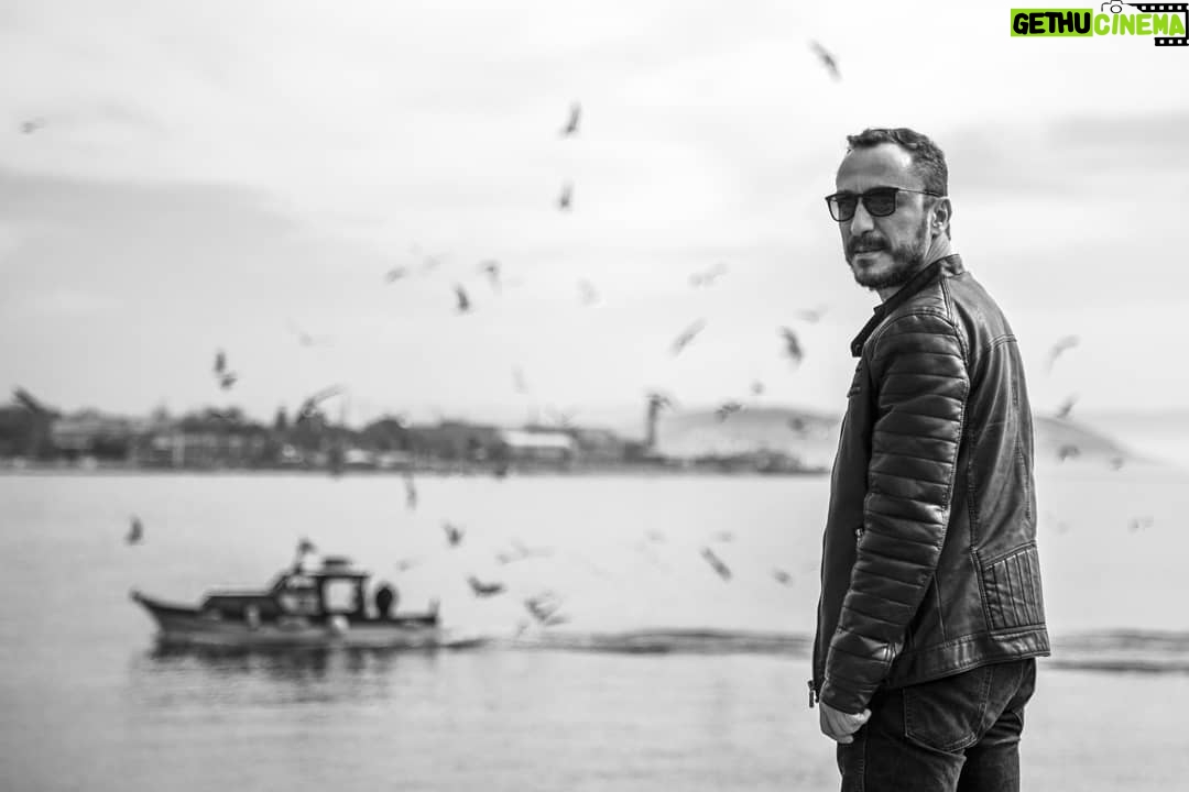Hakan Karsak - 3K Likes - Gün olur
Alır başımı giderim
Denizden yeni çıkmış ağların kokusunda...
Foto by: @bereal_le
