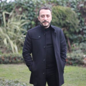 Hakan Karsak Instagram - Yaşamak bir ağaç gibi tek ve hür
Ve bir orman gibi kardeşçesine,
Bu hasret bizim.... Photo:@gunesaltunkas
