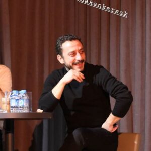 Hakan Karsak Instagram - Büyük bir onurla konuk oldum.çok eglenceli bir geceydi.....sağolun var olun....@ayirdizor @yasemoz88 @gunesaltunkas @pinarpisirgen