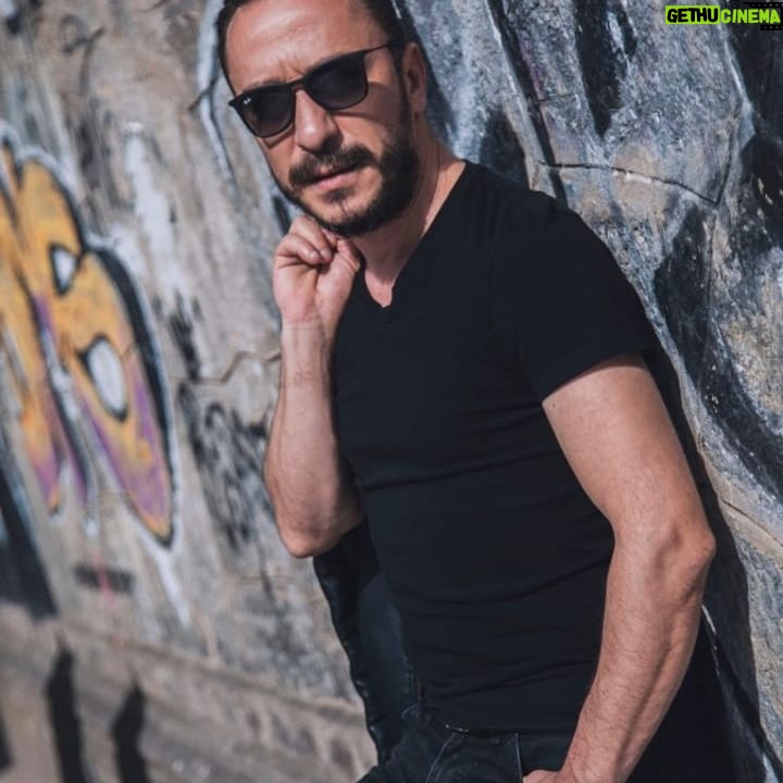 Hakan Karsak - 3.3K Likes - Ceketi aldıysak,yolculuk başlamış demektir.🦸♂️
Foto: @lenagulecphoto