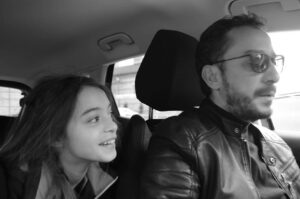 Hakan Karsak Instagram - Böyle güzel baktıkça sen ,hiçbir şey beni üzemez,yoramaz...ömrüm,can kızım...gülüşünden öpeyim..
Jinda Deniz...