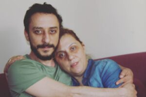Hakan Karsak Instagram - Benim canım,anne yarım,arkadaşım,sırdaşım,herşeyim..
Canım ablam.
İyiki doğdun,iyiki senin kardeşinim..