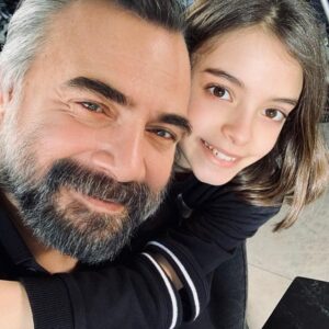 Hakan Karsak Instagram - Günün en güzel anlarından..
Gülüşleriniz baki olsun...
@oktaykaynarca 
Jinda Deniz
Bin şükür.