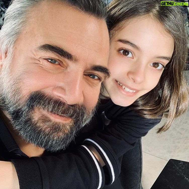 Hakan Karsak - 3.7K Likes - Günün en güzel anlarından..
Gülüşleriniz baki olsun...
@oktaykaynarca
Jinda Deniz
Bin şükür.