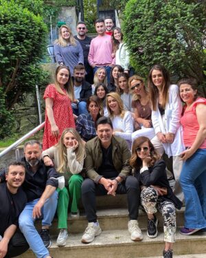 Hakan Ural Instagram - Teşekkürlerimizle 🙏❤️🧿 izlenme oranlarında bize " kendi rekorlarımızı " kırdırıyorsunuz .Süslü klişe cümlelerden  kaçınmaya çalışarak gerçekten iyiki varsınız bizden ziyade duygu düşünce kafa yapımız hayata bakış yaşayışımız en azından çabamız ortaklaşa demekki askari müştereğimiz bir Anne babalar dedeler anneanneler abi kardeş amca hala teyze yeğenler asker polis esnaf işçi her kesim bizi sahiplendiniz Allah razı olsun bizim  için en büyük onur şeref  bizi kendinizden görmeniz sevmenizdir gerisi laf ı güzaf ...Programımızın amacı hedefi hayatı her yönü ile ele alıp konuşup ortaklaşarak dertleşerek mümkünse her anlamda etki yaratıp halkımızın sesi olabilmek . Başta kıymetli kanalımız onun yönetici ekibi bizlere sağladığı destek tabiiki benim cefakar yapım ekibim yapımcım @phyapim  ve hanımefendi dünya güzeli iyisi ekran ortağım @nurtugbaalgul  adına çok çok teşekkür ederim çünki bu komple ekip işi ve başarısı ....diğer kanallardaki değerli kıymetli programcı emekçi arkadaşlarada saygılarımızla samimi başarılar dilerim Allah herkesin emeğinin karşılığını versin inşallah ..Tekrar saygılar selamlar eksik olmayın benim canım ailelerim 🧿❤️🙏