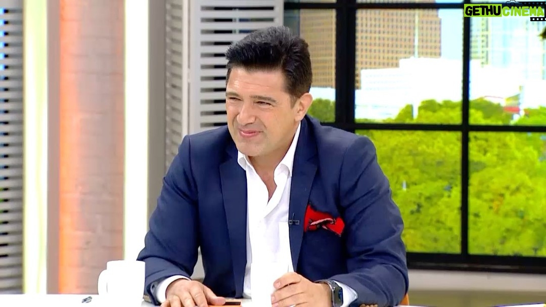 Hakan Ural - 18.8K Likes - Yaşlandık yahu ....dün e bugüne var olan geleceğimizdeki bilinmezliğe selam olsun hamdolsun .... Allah iyi insanlarla karşılaştırsın bizi ve sevdiklerimizi ve telaffisi mümkün olan masum kusur kabahatlerimiz olsun zira hatasız kul olmaz demişti orhan gencebay abimiz bu vesile ile onada selam olsun ✋😇 Kıymetli hemşerim Ahmet Kayayıda rahmetle analım .