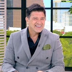Hakan Ural - 29.2K Likes - Söylemek mümkün hissetmek ise yaşanmışlıklara bağlı kendiliğinden gelişen bir duygu . Eşim en büyük şansım hayat arkadaşım onu çok seviyorum iyiki var Allah sağlıkla her insana gönülden seveceği hayat arkadaşları nasip etsin 🤲 ❤️Bugün böyle bir anket vardı yayınımızda içimden kendi doğallığı içinde çıktı duygularım ciddide benle aynı hissiyatta olan insanlarımız oldu 🙏