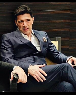 Hakan Ural Instagram - Herşey olacağına varır ....Bildiğin yoldan yürü önce kendine samimi ol ...fıtratının gereğini yap tercih senin yani önce iyi insan ol ....ve bedelini öde !  Mühim olan iç huzur .... Az kaldı haftaya birlikteyiz inşallah yeni yayın dönemimiz başlıyor hayırlsı ile sağlıklı kazasız belasız kırıp dökmeden dilimiz döndüğünce yaşanan olan biten herşeyi hayata dair sizler için yine yorumlamaya çalışacağız her sabah güne birlikte hasbihal ederek iç ses dertleşip kah gülerek kah üzülerek birlikte başlayacağız ...asla hiçbir ayrıştırma kinaye yapmadan ....önce vatan devlet millet birliğimiz bütünlüğümüz sloganıyla .....Kötü kalpli içine şeytan kaçmış fütursuz zihniyetlerin hertürlü saldırı çarpıtmalarına aldırmadan dirayetle elimizden geleni samimi içten kibirsiz yapmaya gayret edeceğiz sizlerin desteği ile .....bu programı ilgi alakanızla sizler var ettiniz 7 yıldır Allah razı olsun ve eksikliğinizi vermesin ....Televizyonlarda belli ölçülerde muaffak olmazsanız alaka görmezseniz var olamıyorsunuz hergün karne geliyor ! ve sizlerin sayesinde bugüne kadar bu garip sınıfı hep geçti 🤲❤️ inşallah bundan sonrada bu böyle devam eder .....Hertürlü karalama ve saldırıda sizlerin varlığını desteğini görüp almak bana dirayet veriyor ...Doğrular belli zihniyetleri  gümüş görmüş şeytan  gibi rahatsız ediyor ve beni fütursuzca hedef yapıyor ki bu yola çıkarken doğruları konuşmanın bir bedeli olacağını biliyorum anonsunu defaatten yaparak çıktım ....Sıkıntı yok Allah var gam yok ...Selam sevgi saygılar .