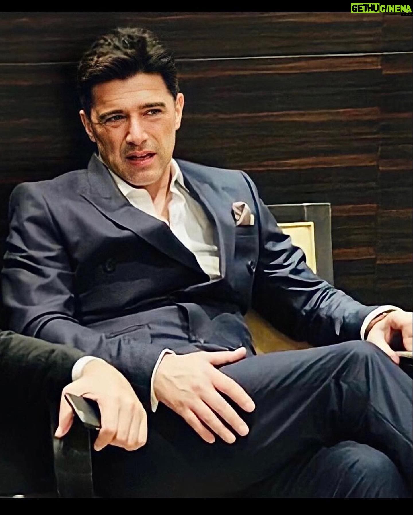 Hakan Ural - 19.3K Likes - Herşey olacağına varır ....Bildiğin yoldan yürü önce kendine samimi ol ...fıtratının gereğini yap tercih senin yani önce iyi insan ol ....ve bedelini öde ! Mühim olan iç huzur .... Az kaldı haftaya birlikteyiz inşallah yeni yayın dönemimiz başlıyor hayırlsı ile sağlıklı kazasız belasız kırıp dökmeden dilimiz döndüğünce yaşanan olan biten herşeyi hayata dair sizler için yine yorumlamaya çalışacağız her sabah güne birlikte hasbihal ederek iç ses dertleşip kah gülerek kah üzülerek birlikte başlayacağız ...asla hiçbir ayrıştırma kinaye yapmadan ....önce vatan devlet millet birliğimiz bütünlüğümüz sloganıyla .....Kötü kalpli içine şeytan kaçmış fütursuz zihniyetlerin hertürlü saldırı çarpıtmalarına aldırmadan dirayetle elimizden geleni samimi içten kibirsiz yapmaya gayret edeceğiz sizlerin desteği ile .....bu programı ilgi alakanızla sizler var ettiniz 7 yıldır Allah razı olsun ve eksikliğinizi vermesin ....Televizyonlarda belli ölçülerde muaffak olmazsanız alaka görmezseniz var olamıyorsunuz hergün karne geliyor ! ve sizlerin sayesinde bugüne kadar bu garip sınıfı hep geçti 🤲❤️ inşallah bundan sonrada bu böyle devam eder .....Hertürlü karalama ve saldırıda sizlerin varlığını desteğini görüp almak bana dirayet veriyor ...Doğrular belli zihniyetleri gümüş görmüş şeytan gibi rahatsız ediyor ve beni fütursuzca hedef yapıyor ki bu yola çıkarken doğruları konuşmanın bir bedeli olacağını biliyorum anonsunu defaatten yaparak çıktım ....Sıkıntı yok Allah var gam yok ...Selam sevgi saygılar .