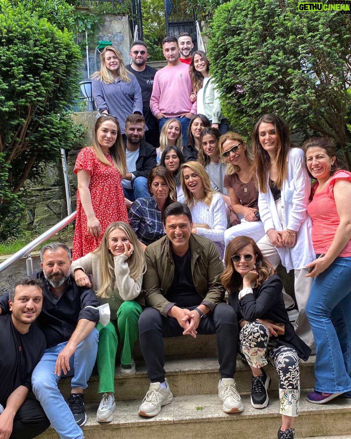 Hakan Ural - 48.4K Likes - Evet @neleroluyorhayatta ekibi olarak sezon arası veriyoruz alışılmışın dışında zor bir yıldı hem daha çok mental dinlenmeye hemde program için yayın arası vermeye ihtiyacımız vardı ... bilmeyerek istemeyerek kırıp üzdüklerimiz olduysa affola canlı yayın kolay değil 🙏 İnşallah yeni sezona sağlıkla dönmek nasip olur . Görüşmek üzere en başta yaşlılarımız olmak üzere büyüklerimizin ellerinden küçüklerimizin gözlerinden öper iyi bayramlar dilerim saygı sevgiler.