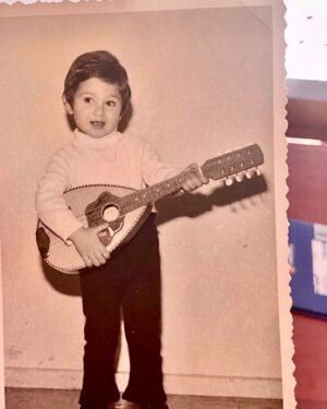 Hakan Ural Instagram - Garibin çocukluğu 😇 yani boş bi adam değiliz küçükkene mandolin  çalmışlığımız bile var 😎