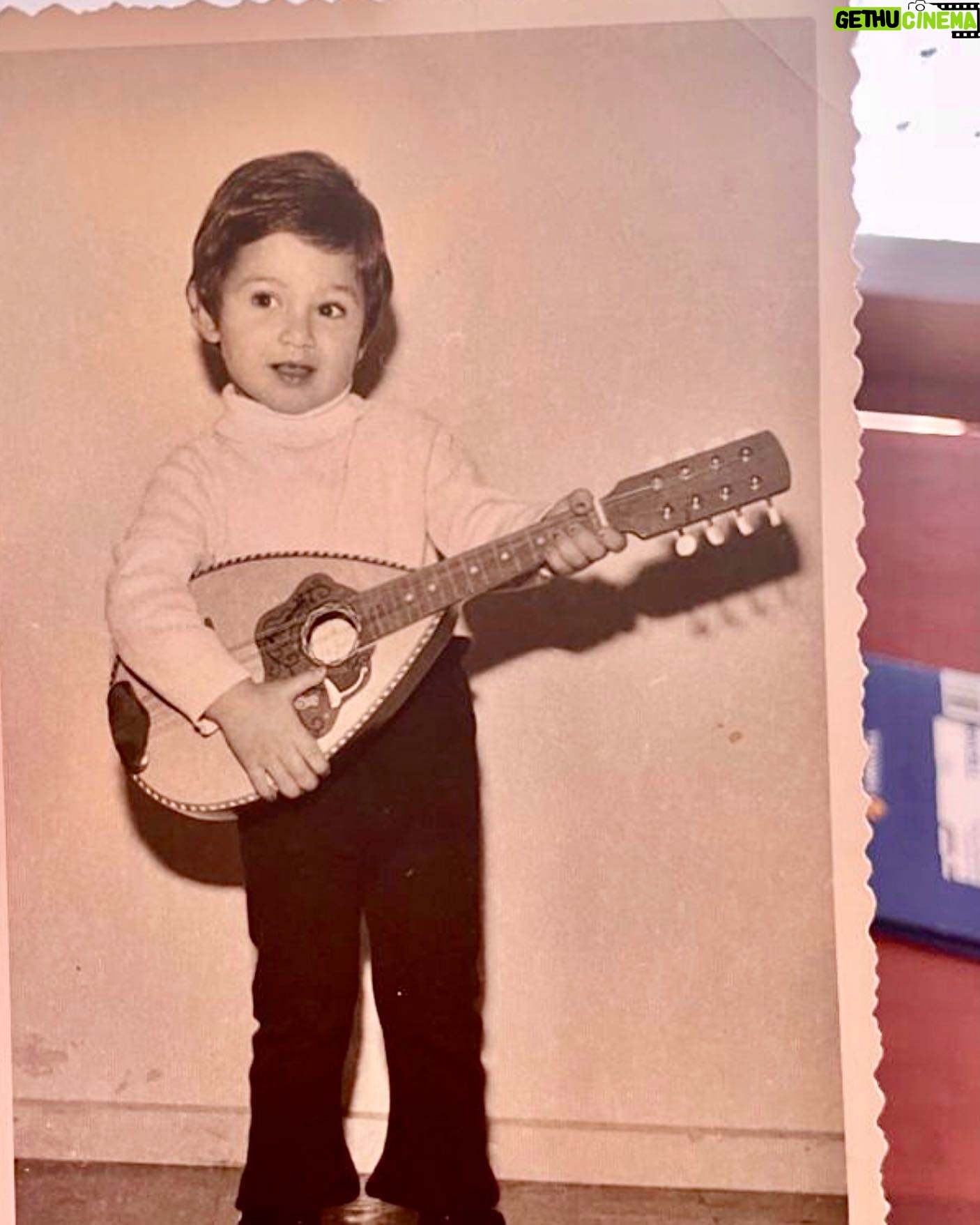 Hakan Ural - 19.8K Likes - Garibin çocukluğu 😇 yani boş bi adam değiliz küçükkene mandolin çalmışlığımız bile var 😎