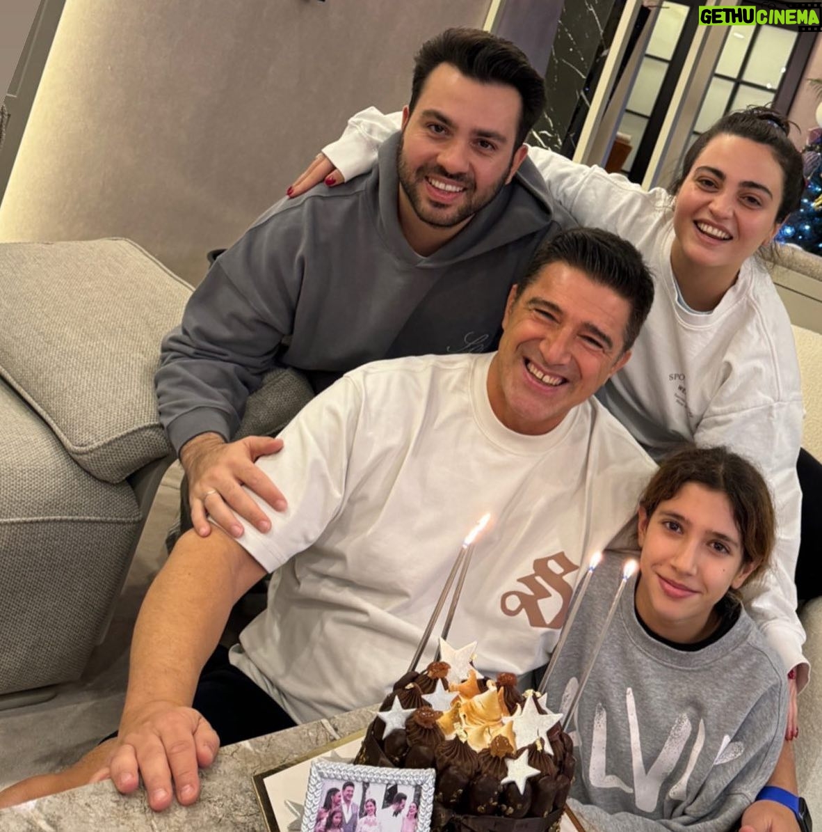 Hakan Ural - 67.9K Likes - Garip bir yaş daha aldı ... @engincanural @melissaural ve gisela ural ...❣️❣️❣️🧿🧿🧿 Evlatlarla birlikte .... Hayır ben nasıl diet yapayım şimdi dimi 😎