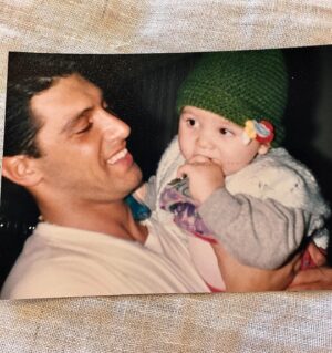 Hakan Ural Instagram - @engincanural  Allah mesut etsin ❤️ Çok erken yaşta baba olduk böylesi kısmetmiş  neredeyse birlikte büyüdük çok değişik duygular geçici dünyada yaşanması güzel duygular duygularımı dile getirirken bi taraftanda hassas davranmaya çalışıyorum zira her konunun eksiği veya maduru var muhakkak affola 🙏  çok değişik duygular içindeyim gel gitli biraz şaşkın çünki daha dün gibi aklımda hastaneden onu bebek sepeti ile çıkarışım ayağımda sallamalar uykusuz geceler parklarda oynamalar maçlara gidişlerimiz ve şimdi evleniyor hamdolsun baba olarak bunu yaşamak çok derin düşünce duyguları  yaşatıyor Allah sağlıkla huzurlu bereketi ile mutlu etsin bir yastıkta kocatsın bugün bu haldeysem bakalım düğün gecesi ne olacağız 😇 ayrıca bir baba olarak çok şanslıyım çok efendi terbiyeli saygılı bir evlada sahibim ....alınmasın melisada çok hanım tabiiki 😇❤️ bu mutlu anımı duygularımı paylaşmak istedim sadece ....Mutluyum yani Allah hayırlısı ile her anne babaya yaşamayı nasip etsin 🙏❤️🍀