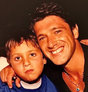 Hakan Ural Instagram - @engincanural  Allah mesut etsin ❤️ Çok erken yaşta baba olduk böylesi kısmetmiş  neredeyse birlikte büyüdük çok değişik duygular geçici dünyada yaşanması güzel duygular duygularımı dile getirirken bi taraftanda hassas davranmaya çalışıyorum zira her konunun eksiği veya maduru var muhakkak affola 🙏  çok değişik duygular içindeyim gel gitli biraz şaşkın çünki daha dün gibi aklımda hastaneden onu bebek sepeti ile çıkarışım ayağımda sallamalar uykusuz geceler parklarda oynamalar maçlara gidişlerimiz ve şimdi evleniyor hamdolsun baba olarak bunu yaşamak çok derin düşünce duyguları  yaşatıyor Allah sağlıkla huzurlu bereketi ile mutlu etsin bir yastıkta kocatsın bugün bu haldeysem bakalım düğün gecesi ne olacağız 😇 ayrıca bir baba olarak çok şanslıyım çok efendi terbiyeli saygılı bir evlada sahibim ....alınmasın melisada çok hanım tabiiki 😇❤️ bu mutlu anımı duygularımı paylaşmak istedim sadece ....Mutluyum yani Allah hayırlısı ile her anne babaya yaşamayı nasip etsin 🙏❤️🍀