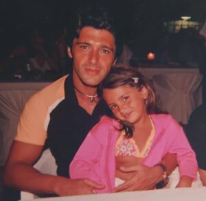 Hakan Ural Instagram - @melissaural 💕🧿🦋 küçücüktü büyüdü ....hazır küçükken bol bol sevip öpün  sonra sevdirmeyip mızmızlanıyolar 😇 Allah herkesin evladını bağışlasın iyi yazılar yazsın hayırlı evlat olmalarını nasip etsin 🤲