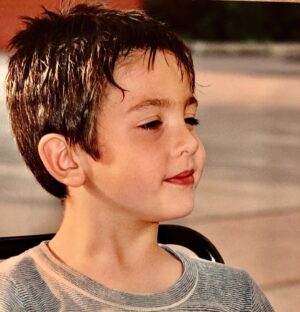 Hakan Ural Instagram - @engincanural  Allah mesut etsin ❤️ Çok erken yaşta baba olduk böylesi kısmetmiş  neredeyse birlikte büyüdük çok değişik duygular geçici dünyada yaşanması güzel duygular duygularımı dile getirirken bi taraftanda hassas davranmaya çalışıyorum zira her konunun eksiği veya maduru var muhakkak affola 🙏  çok değişik duygular içindeyim gel gitli biraz şaşkın çünki daha dün gibi aklımda hastaneden onu bebek sepeti ile çıkarışım ayağımda sallamalar uykusuz geceler parklarda oynamalar maçlara gidişlerimiz ve şimdi evleniyor hamdolsun baba olarak bunu yaşamak çok derin düşünce duyguları  yaşatıyor Allah sağlıkla huzurlu bereketi ile mutlu etsin bir yastıkta kocatsın bugün bu haldeysem bakalım düğün gecesi ne olacağız 😇 ayrıca bir baba olarak çok şanslıyım çok efendi terbiyeli saygılı bir evlada sahibim ....alınmasın melisada çok hanım tabiiki 😇❤️ bu mutlu anımı duygularımı paylaşmak istedim sadece ....Mutluyum yani Allah hayırlısı ile her anne babaya yaşamayı nasip etsin 🙏❤️🍀