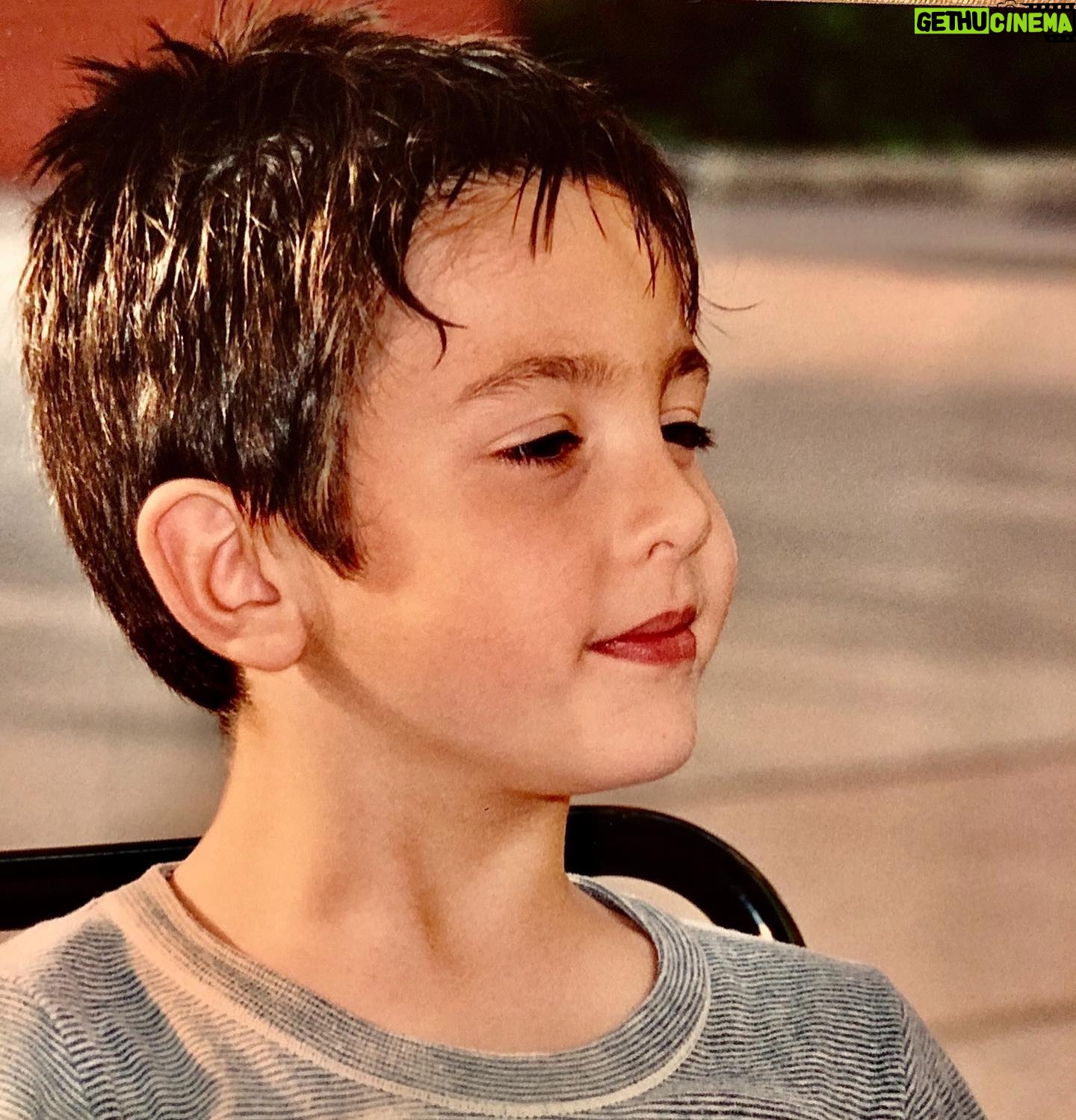 Hakan Ural - 49.7K Likes - @engincanural Allah mesut etsin ❤️ Çok erken yaşta baba olduk böylesi kısmetmiş neredeyse birlikte büyüdük çok değişik duygular geçici dünyada yaşanması güzel duygular duygularımı dile getirirken bi taraftanda hassas davranmaya çalışıyorum zira her konunun eksiği veya maduru var muhakkak affola 🙏 çok değişik duygular içindeyim gel gitli biraz şaşkın çünki daha dün gibi aklımda hastaneden onu bebek sepeti ile çıkarışım ayağımda sallamalar uykusuz geceler parklarda oynamalar maçlara gidişlerimiz ve şimdi evleniyor hamdolsun baba olarak bunu yaşamak çok derin düşünce duyguları yaşatıyor Allah sağlıkla huzurlu bereketi ile mutlu etsin bir yastıkta kocatsın bugün bu haldeysem bakalım düğün gecesi ne olacağız 😇 ayrıca bir baba olarak çok şanslıyım çok efendi terbiyeli saygılı bir evlada sahibim ....alınmasın melisada çok hanım tabiiki 😇❤️ bu mutlu anımı duygularımı paylaşmak istedim sadece ....Mutluyum yani Allah hayırlısı ile her anne babaya yaşamayı nasip etsin 🙏❤️🍀