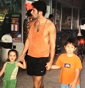Hakan Ural Instagram - @engincanural  Allah mesut etsin ❤️ Çok erken yaşta baba olduk böylesi kısmetmiş  neredeyse birlikte büyüdük çok değişik duygular geçici dünyada yaşanması güzel duygular duygularımı dile getirirken bi taraftanda hassas davranmaya çalışıyorum zira her konunun eksiği veya maduru var muhakkak affola 🙏  çok değişik duygular içindeyim gel gitli biraz şaşkın çünki daha dün gibi aklımda hastaneden onu bebek sepeti ile çıkarışım ayağımda sallamalar uykusuz geceler parklarda oynamalar maçlara gidişlerimiz ve şimdi evleniyor hamdolsun baba olarak bunu yaşamak çok derin düşünce duyguları  yaşatıyor Allah sağlıkla huzurlu bereketi ile mutlu etsin bir yastıkta kocatsın bugün bu haldeysem bakalım düğün gecesi ne olacağız 😇 ayrıca bir baba olarak çok şanslıyım çok efendi terbiyeli saygılı bir evlada sahibim ....alınmasın melisada çok hanım tabiiki 😇❤️ bu mutlu anımı duygularımı paylaşmak istedim sadece ....Mutluyum yani Allah hayırlısı ile her anne babaya yaşamayı nasip etsin 🙏❤️🍀