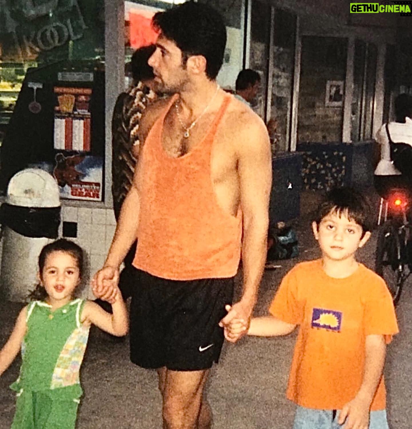 Hakan Ural - 49.7K Likes - @engincanural Allah mesut etsin ❤️ Çok erken yaşta baba olduk böylesi kısmetmiş neredeyse birlikte büyüdük çok değişik duygular geçici dünyada yaşanması güzel duygular duygularımı dile getirirken bi taraftanda hassas davranmaya çalışıyorum zira her konunun eksiği veya maduru var muhakkak affola 🙏 çok değişik duygular içindeyim gel gitli biraz şaşkın çünki daha dün gibi aklımda hastaneden onu bebek sepeti ile çıkarışım ayağımda sallamalar uykusuz geceler parklarda oynamalar maçlara gidişlerimiz ve şimdi evleniyor hamdolsun baba olarak bunu yaşamak çok derin düşünce duyguları yaşatıyor Allah sağlıkla huzurlu bereketi ile mutlu etsin bir yastıkta kocatsın bugün bu haldeysem bakalım düğün gecesi ne olacağız 😇 ayrıca bir baba olarak çok şanslıyım çok efendi terbiyeli saygılı bir evlada sahibim ....alınmasın melisada çok hanım tabiiki 😇❤️ bu mutlu anımı duygularımı paylaşmak istedim sadece ....Mutluyum yani Allah hayırlısı ile her anne babaya yaşamayı nasip etsin 🙏❤️🍀