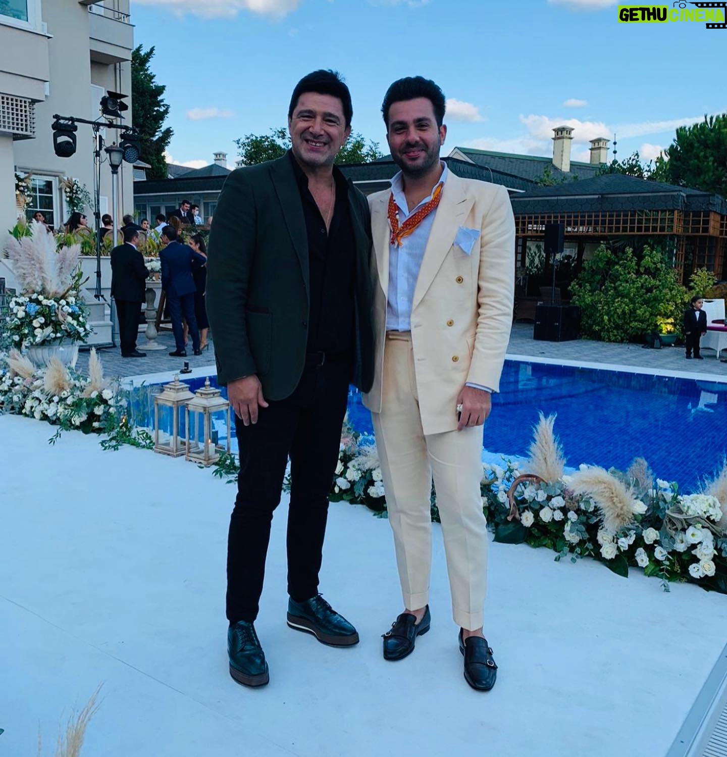 Hakan Ural - 49.7K Likes - @engincanural Allah mesut etsin ❤️ Çok erken yaşta baba olduk böylesi kısmetmiş neredeyse birlikte büyüdük çok değişik duygular geçici dünyada yaşanması güzel duygular duygularımı dile getirirken bi taraftanda hassas davranmaya çalışıyorum zira her konunun eksiği veya maduru var muhakkak affola 🙏 çok değişik duygular içindeyim gel gitli biraz şaşkın çünki daha dün gibi aklımda hastaneden onu bebek sepeti ile çıkarışım ayağımda sallamalar uykusuz geceler parklarda oynamalar maçlara gidişlerimiz ve şimdi evleniyor hamdolsun baba olarak bunu yaşamak çok derin düşünce duyguları yaşatıyor Allah sağlıkla huzurlu bereketi ile mutlu etsin bir yastıkta kocatsın bugün bu haldeysem bakalım düğün gecesi ne olacağız 😇 ayrıca bir baba olarak çok şanslıyım çok efendi terbiyeli saygılı bir evlada sahibim ....alınmasın melisada çok hanım tabiiki 😇❤️ bu mutlu anımı duygularımı paylaşmak istedim sadece ....Mutluyum yani Allah hayırlısı ile her anne babaya yaşamayı nasip etsin 🙏❤️🍀