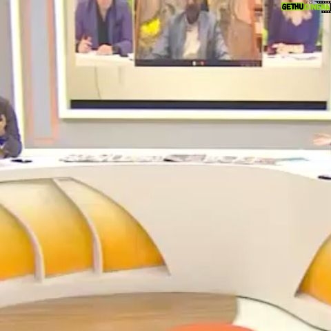 Hakan Ural - 15.1K Likes - Okadar çok şey yazmak istiyorumki kelimelere vallahi sığmaz duygularım 35 yıllık oyunculuk sanat hayatımdan sonra son 7 yılda yaptığım sabah programcılığında bana verdiğiniz sevgi ilgi alaka destek için minnettarım 🤲❤️ Kanal D de 500 toplamda 1800 program ve yıllar oldu ...Tek amacım yaşanmışlıklarından doğru yanlış yaptığım hatalardan çıkarttığım dersler hayat görüşüm bildiklerimi kibirsiz egosuz samimi sizlerle paylaşmak nacizane görüşlerimi fikirlerimi aktarmak ...canlı yayın kolay değil sülç ü lisan olur ama asla ve katha bilerek isteyerek kimseyi kırıp incitmem vatanımı milletimi Allah için çok seviyorum neye sahipsem insanlarıma ve vatanıma borçluyum bu program bizim değil HALKIMIZIN ve en büyük ödül mükafat sizin sevgi ilgi ve alakanız onuda hiç eksik etmediniz Allah razı olsun sizleri çok çok çok çok seviyorum canlarım benim ❤️🙏🇹🇷