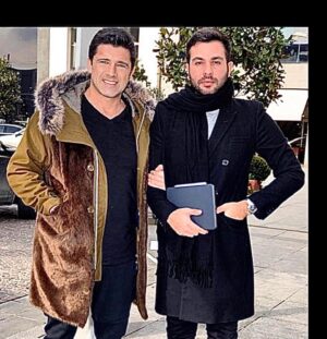 Hakan Ural Instagram - @engincanural  Allah mesut etsin ❤️ Çok erken yaşta baba olduk böylesi kısmetmiş  neredeyse birlikte büyüdük çok değişik duygular geçici dünyada yaşanması güzel duygular duygularımı dile getirirken bi taraftanda hassas davranmaya çalışıyorum zira her konunun eksiği veya maduru var muhakkak affola 🙏  çok değişik duygular içindeyim gel gitli biraz şaşkın çünki daha dün gibi aklımda hastaneden onu bebek sepeti ile çıkarışım ayağımda sallamalar uykusuz geceler parklarda oynamalar maçlara gidişlerimiz ve şimdi evleniyor hamdolsun baba olarak bunu yaşamak çok derin düşünce duyguları  yaşatıyor Allah sağlıkla huzurlu bereketi ile mutlu etsin bir yastıkta kocatsın bugün bu haldeysem bakalım düğün gecesi ne olacağız 😇 ayrıca bir baba olarak çok şanslıyım çok efendi terbiyeli saygılı bir evlada sahibim ....alınmasın melisada çok hanım tabiiki 😇❤️ bu mutlu anımı duygularımı paylaşmak istedim sadece ....Mutluyum yani Allah hayırlısı ile her anne babaya yaşamayı nasip etsin 🙏❤️🍀
