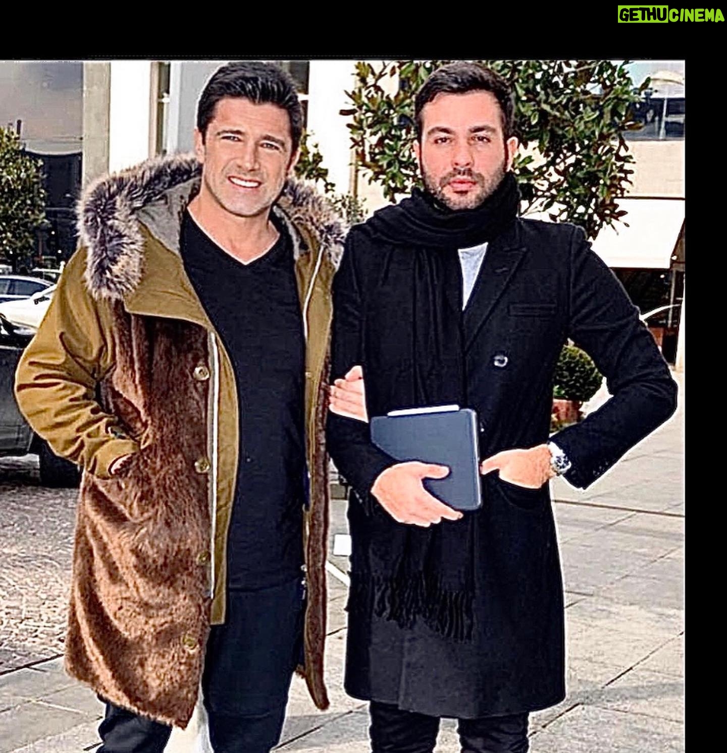 Hakan Ural - 49.7K Likes - @engincanural Allah mesut etsin ❤️ Çok erken yaşta baba olduk böylesi kısmetmiş neredeyse birlikte büyüdük çok değişik duygular geçici dünyada yaşanması güzel duygular duygularımı dile getirirken bi taraftanda hassas davranmaya çalışıyorum zira her konunun eksiği veya maduru var muhakkak affola 🙏 çok değişik duygular içindeyim gel gitli biraz şaşkın çünki daha dün gibi aklımda hastaneden onu bebek sepeti ile çıkarışım ayağımda sallamalar uykusuz geceler parklarda oynamalar maçlara gidişlerimiz ve şimdi evleniyor hamdolsun baba olarak bunu yaşamak çok derin düşünce duyguları yaşatıyor Allah sağlıkla huzurlu bereketi ile mutlu etsin bir yastıkta kocatsın bugün bu haldeysem bakalım düğün gecesi ne olacağız 😇 ayrıca bir baba olarak çok şanslıyım çok efendi terbiyeli saygılı bir evlada sahibim ....alınmasın melisada çok hanım tabiiki 😇❤️ bu mutlu anımı duygularımı paylaşmak istedim sadece ....Mutluyum yani Allah hayırlısı ile her anne babaya yaşamayı nasip etsin 🙏❤️🍀