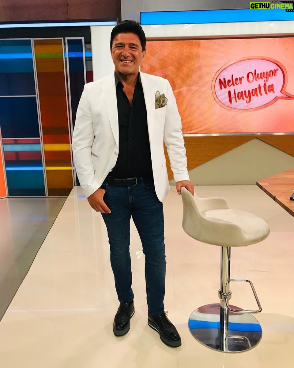 Hakan Ural - 11.8K Likes - TEŞEKKÜRLER🙏...........Yıllardır birbirnden değerli programlar arasında bana teveccüh ile ilgi alaka gösterip izlenme oranlarında başarılı , var kıldığınız için minnettarım iyiki varsınız çok çok çok teşekkürler ......Her sabah haddimiz olmayarak hayata dair görüşlerimizi haberlerle sentezleyip hasbial ediyoruz sulç-ü lisan oluyosa affola ...İlgi alakanız varlığınız en büyük motivasyonumuz .....İnşallah mahcup olmadan dahada çok çalışarak sizleri daha mutlu etmek kısmet olsun .....selam saygılar iyiki varsınız ♥️