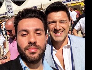 Hakan Ural Instagram - @engincanural  1 numara evlat ....ilk göz ağrısı efendi , büyüdü evlendi filan akıl almaz yaşını yazmıyacağım 😎😇 hani derler ya evli barklı akıllı uslu iş i gücü var kötü alışkanlığı yok efendi falan tam o işte severim kendilerini aralarda bir tiripleşiriz e okadar olacak 😇 Ama Allah için saygılı ve çok efendidir 🙏 Bitirirken Allah herkesin evladını bağışlasın 🤲❣️ Not : Adamı Fenerbahçeli yaptık  8 senedir şampiyonluk yok bir 8 daha bekleriz gibi yaktık çocuğu 😇  bu resim kongreden ! 😎🚀