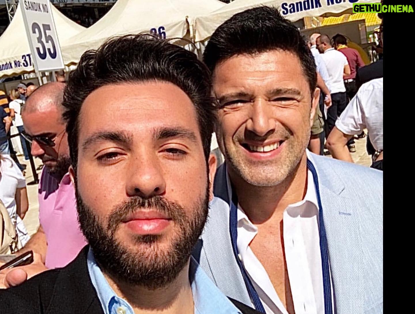 Hakan Ural - 54.7K Likes - @engincanural 1 numara evlat ....ilk göz ağrısı efendi , büyüdü evlendi filan akıl almaz yaşını yazmıyacağım 😎😇 hani derler ya evli barklı akıllı uslu iş i gücü var kötü alışkanlığı yok efendi falan tam o işte severim kendilerini aralarda bir tiripleşiriz e okadar olacak 😇 Ama Allah için saygılı ve çok efendidir 🙏 Bitirirken Allah herkesin evladını bağışlasın 🤲❣️ Not : Adamı Fenerbahçeli yaptık 8 senedir şampiyonluk yok bir 8 daha bekleriz gibi yaktık çocuğu 😇 bu resim kongreden ! 😎🚀