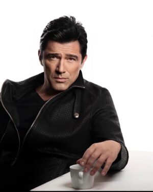 Hakan Ural Instagram - Kibir , bitmeyecek sanmak ! Ego ! Bizim meslekte belirleyici olan halkının insanlarının tercihi ilgi alakası teveccühüdür net . Dizi , film , tv programı içinde bir performans koyarsın bi bütün içinde başarılı olabilirsin yaptığın iş bireyselse bireysel takdir görürsün .....Ki aşağı yukarı ölçülebilirde oldu ! film ise gişesi ...dizi tv programı ise reyting i tabii eş değer olarak sokaktada farkedilir karşılığı olur ....başarısızsan bunuda merak etme anlarsın 😇  oyunculukta tabiiki bi çok etken var ama en önemlisi seneryo proje sonra sıralanır önemler ....Demek istediğimi unutmadan .....Hepimiz bu toprakların çocuğuyuz üç aşağı beş yukarı hikayelerimiz benzer birbirinize hava atmaya kibirlenmeye gerek yok ! Halkın alakası ile ilgisi ile sevgisi ile para itibar başarı takdir kazanıp halk a karşı aman ha kibirlenmeyin 2 dizi  bir filmin 1 şarkın tuttu diye biraz para kazanıp standartların artınca farklılaştın sanma ! şaşırma ! tevazulu ol efendi ol hamd et sonra var olduğunu sandığın herşey defaatten olduğu gibi bir anda yok olur gider elinden ! havai fişek olma ! kalıcı ol sabırlı ol .....Selam sevgi saygılar 🦋✋ fotolar @muhsinakgunofficial  2022