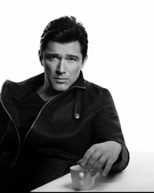 Hakan Ural Instagram - Kibir , bitmeyecek sanmak ! Ego ! Bizim meslekte belirleyici olan halkının insanlarının tercihi ilgi alakası teveccühüdür net . Dizi , film , tv programı içinde bir performans koyarsın bi bütün içinde başarılı olabilirsin yaptığın iş bireyselse bireysel takdir görürsün .....Ki aşağı yukarı ölçülebilirde oldu ! film ise gişesi ...dizi tv programı ise reyting i tabii eş değer olarak sokaktada farkedilir karşılığı olur ....başarısızsan bunuda merak etme anlarsın 😇  oyunculukta tabiiki bi çok etken var ama en önemlisi seneryo proje sonra sıralanır önemler ....Demek istediğimi unutmadan .....Hepimiz bu toprakların çocuğuyuz üç aşağı beş yukarı hikayelerimiz benzer birbirinize hava atmaya kibirlenmeye gerek yok ! Halkın alakası ile ilgisi ile sevgisi ile para itibar başarı takdir kazanıp halk a karşı aman ha kibirlenmeyin 2 dizi  bir filmin 1 şarkın tuttu diye biraz para kazanıp standartların artınca farklılaştın sanma ! şaşırma ! tevazulu ol efendi ol hamd et sonra var olduğunu sandığın herşey defaatten olduğu gibi bir anda yok olur gider elinden ! havai fişek olma ! kalıcı ol sabırlı ol .....Selam sevgi saygılar 🦋✋ fotolar @muhsinakgunofficial  2022