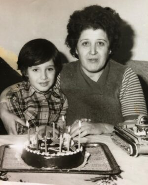Hakan Ural Instagram - Beni 9 aylıkken alıp büyüten rahmetli anneannem ......rahmet istedi ...🙏 nurlar içinde uyusun ❤️