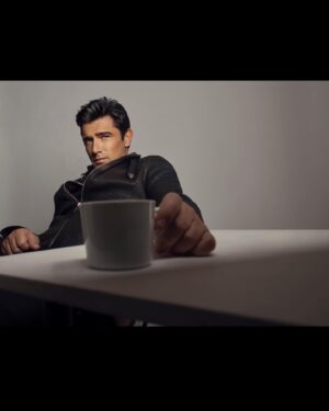 Hakan Ural Instagram - Kibir , bitmeyecek sanmak ! Ego ! Bizim meslekte belirleyici olan halkının insanlarının tercihi ilgi alakası teveccühüdür net . Dizi , film , tv programı içinde bir performans koyarsın bi bütün içinde başarılı olabilirsin yaptığın iş bireyselse bireysel takdir görürsün .....Ki aşağı yukarı ölçülebilirde oldu ! film ise gişesi ...dizi tv programı ise reyting i tabii eş değer olarak sokaktada farkedilir karşılığı olur ....başarısızsan bunuda merak etme anlarsın 😇  oyunculukta tabiiki bi çok etken var ama en önemlisi seneryo proje sonra sıralanır önemler ....Demek istediğimi unutmadan .....Hepimiz bu toprakların çocuğuyuz üç aşağı beş yukarı hikayelerimiz benzer birbirinize hava atmaya kibirlenmeye gerek yok ! Halkın alakası ile ilgisi ile sevgisi ile para itibar başarı takdir kazanıp halk a karşı aman ha kibirlenmeyin 2 dizi  bir filmin 1 şarkın tuttu diye biraz para kazanıp standartların artınca farklılaştın sanma ! şaşırma ! tevazulu ol efendi ol hamd et sonra var olduğunu sandığın herşey defaatten olduğu gibi bir anda yok olur gider elinden ! havai fişek olma ! kalıcı ol sabırlı ol .....Selam sevgi saygılar 🦋✋ fotolar @muhsinakgunofficial  2022