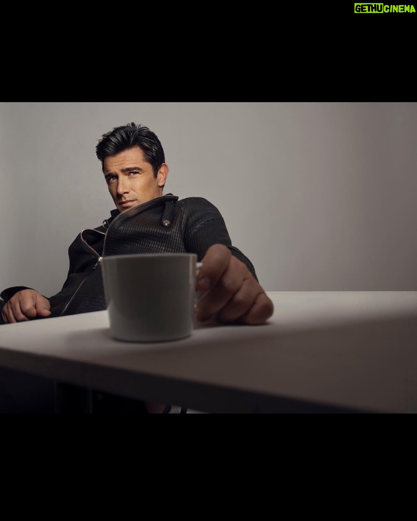 Hakan Ural - 18.7K Likes - Kibir , bitmeyecek sanmak ! Ego ! Bizim meslekte belirleyici olan halkının insanlarının tercihi ilgi alakası teveccühüdür net . Dizi , film , tv programı içinde bir performans koyarsın bi bütün içinde başarılı olabilirsin yaptığın iş bireyselse bireysel takdir görürsün .....Ki aşağı yukarı ölçülebilirde oldu ! film ise gişesi ...dizi tv programı ise reyting i tabii eş değer olarak sokaktada farkedilir karşılığı olur ....başarısızsan bunuda merak etme anlarsın 😇 oyunculukta tabiiki bi çok etken var ama en önemlisi seneryo proje sonra sıralanır önemler ....Demek istediğimi unutmadan .....Hepimiz bu toprakların çocuğuyuz üç aşağı beş yukarı hikayelerimiz benzer birbirinize hava atmaya kibirlenmeye gerek yok ! Halkın alakası ile ilgisi ile sevgisi ile para itibar başarı takdir kazanıp halk a karşı aman ha kibirlenmeyin 2 dizi bir filmin 1 şarkın tuttu diye biraz para kazanıp standartların artınca farklılaştın sanma ! şaşırma ! tevazulu ol efendi ol hamd et sonra var olduğunu sandığın herşey defaatten olduğu gibi bir anda yok olur gider elinden ! havai fişek olma ! kalıcı ol sabırlı ol .....Selam sevgi saygılar 🦋✋ fotolar @muhsinakgunofficial 2022