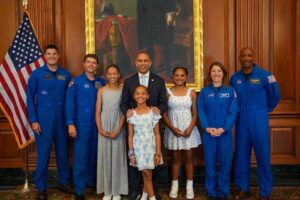 Hakeem Jeffries Instagram - Big day on the Hill with my three amazing nieces 💕💕💕 

And some incredible astronauts 🇺🇸🇺🇸🇺🇸🇨🇦🇨🇦🇨🇦