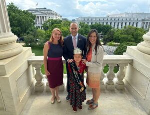 Hakeem Jeffries Instagram - 8 year-old Little Miss Gallup Inter-Tribal Indian Ceremonial Snowflake Blackwell is amazing 🙌🏾👸🙌🏾👸🙌🏾👸 

She earned the crown and trip to DC by speaking her Native language and advocating for Missing and Murdered Indigenous women and children 💥💥💥