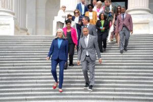Hakeem Jeffries Instagram - House Democrats are fighting for reproductive freedom with the fierce urgency of now ⚖️⚖️⚖️🇺🇸🇺🇸🇺🇸
