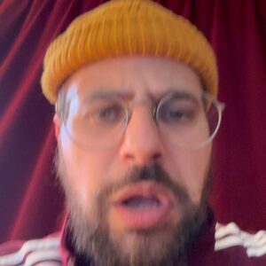 Hakim Jemili Instagram - Les freres , les sœurs y a 7 petites videos d’affilée ( c’est un mini podcast j’avoue sans trop de vannes en plus , pardonnez moi ! ) si je savais raper j’aurai sans doutes fait un album , mais en parlant simplement j’ai déjà du mal à articuler .. 

Je suis à Bordeaux il m’est arrivé une petite dinguerie et ça m’a mit la haine, ça m’a ravivé plein de souvenirs et autres et j’ai voulu en parler . Regardez quand vous aurez du temps 😂

Ps : vive Bordeaux et j’adore cette ville , les cons y en a évidemment partout !

Ps1: @abregefrere laisse moi tranquille stp 😂