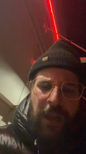 Hakim Jemili Instagram - J’ai lancé mon nouveau spectacle la semaine dernière ! Paul mirabel a vendu 30 milles billets de spectacle en 24h .. je suis très content pour lui c’est mon poto j’le kiffe mais respectez moi un peu , bougez vous un peu ! Le lien est dans ma bio merci