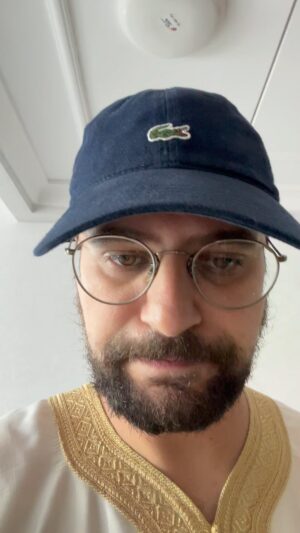 Hakim Jemili Instagram - Ma calvitie ! 

Ps: envoyez vos plus belles photos de votre calvitie qu’on envahisse insta de calvitie aujourd’hui me laissez pas solo ! 

Ps: Au théâtre Edouard 7 je ne laisse pas entrer les gens qui cachent leur calvitie 

Ps: avec des veuchs je suis frais ..