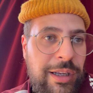 Hakim Jemili Instagram - Les freres , les sœurs y a 7 petites videos d’affilée ( c’est un mini podcast j’avoue sans trop de vannes en plus , pardonnez moi ! ) si je savais raper j’aurai sans doutes fait un album , mais en parlant simplement j’ai déjà du mal à articuler .. 

Je suis à Bordeaux il m’est arrivé une petite dinguerie et ça m’a mit la haine, ça m’a ravivé plein de souvenirs et autres et j’ai voulu en parler . Regardez quand vous aurez du temps 😂

Ps : vive Bordeaux et j’adore cette ville , les cons y en a évidemment partout !

Ps1: @abregefrere laisse moi tranquille stp 😂