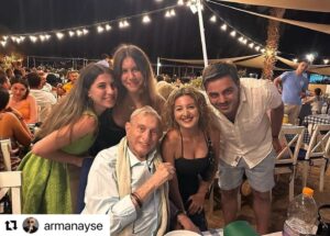 Haldun Dormen Instagram - #Repost @armanayse with @use.repost
・・・
Yarın büyük gün🔥
Ailemizin yaşça en büyüğü, ruhen en genci 4 kişilik ekibiyle geliyoooo💕💕💕 @haldundormen

İki haftaya yakın misafirimiz olacaklar. Ev temizlendi, alışverişler yapıldı, sevdikleri şeyler alındı🌺

Günlük rutin şöyle:
09:30 Kahvaltı (Maile sofraya oturulur)
Rahmaninov çalar fonda, Spotify’dan seçtik sevdiği eserleri
Posta-Sözcü ‘nün çengel bulmacası çözülür (Gençler dahil olacak, bilmedikleri kelimeleri öğrenecekler)
Yemek öncesi, soğuk bira (Kahve diye sorunca, acıyarak bakıyor:))) ‘Kahve değil bira alim’ diyor, buzz gibi olacak ama)
13:15 öğle yemeği (Sevdiği yemekler listelendi)
Öğle yemeği sonrası biraz dinlenmece. Biraz ama. Dinlenmeyi pek sevmiyor duracel’imiz :)) Bir plaj/ beach ister. Gölgede bi şeyler okur. Öyle boş yerleri de sevmez. İlle de insan olacak. Coşku olacak, hareket olacak. O, inceleyecek gözlemleyecek. Gözü, gönlü açılacak.
Sonra ev/ duş.
20:30 akşam yemeği (Tercihen dışarıda. Yine, ille de insan olacak. Yeni yerler görecek. Sosyalleşecek. Şarap ya rakı içecek. Bol sohbet. )
Evde sohbete devam. Sessiz film oynamayı sever. En iyi o oynar. Haliyle. Bazen netflix. 
24:00 öncesi ‘kum saati’ adını verdiği son sigara. Zaten çok içmiyor, iki üç tane, sonra uykuuu.

Rutinlerin bozulmasını sevmez! Biz de zaten her yaz, gelişini 4 gözle bekliyoruz, rutinlerine sadığızzz.

Sadece her akşam çıkmak benim zavallı bünyemi biraz zorluyor🙈Ona adapte olacağım derken, dilim dışarda kalıyor, hızına, enerjisine, coşkusuna yetişemiyorum😂

Ben saf saf, ‘Bu yaz da, günde 2 kere mi dışarı çıkmaca?’ diye sorma gafletinde bulundum asistanı sevgili Osman’a🙈’Çok enerjik geliyor. Muhtemelen ister!’ dedi. ‘Peki bi gün dışarı çıkıp, bi gün çıkmasak? Hava da çok sıcak’ diyecek oldum. ‘Sanmıyorum tercih edeceğini. Yorulmuyor. Sıcak da onu rahatsız etmiyor’ dedi😂😂😂🧿🙏

Biz şimdiden güçlü olalım diye, Burunomla C vitaminlerini içmeye başladık bile!!!! Mami, ‘Bana da verin’ dedi :)) 97 yaşındaki en gecimize, tabii ki uyum sağlayacağızzz!!! ❤️
(Fotoğraflar geçen yazdan. Bu sene de çekeceğiz tabii💕)