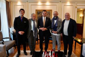 Haldun Dormen Instagram - İstanbul Büyükşehir Belediye Başkanı Sevgili Ekrem İmamoğlu’nu ziyarete gittik. Onunla konuşmamız benim ve bütün ekibimin içini aydınlattı. Daha nice aydınlıklara…