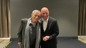 Haldun Dormen Instagram - Oğlum Ömer’in dostları ve birlikte çalıştığı ekip arkadaşlarıyla ne kadar iyi anlaştığını, onlar tarafından ne kadar sevildiğini bir kere daha görmek beni inanılmayacak kadar mutlu etti. Yeni hayatında başarılar dilerim. Çok yaşa sevgili Ömer’im…