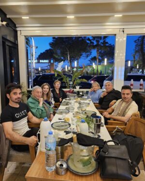 Haldun Dormen Instagram - Bayram’da Kuşadası ve sonrasında da Ayvalık’taydım…

Eski asistanım ve vazgeçilemez dostum Hakan Ökten’in ve arkadaşı İrem’in bizi davet ettiği Ayvalık’ta iki gün güzel bir tatil yaptık. Çok sevdiğim sokak meyhanelerinden birisi olan Ayvalık Meyhanesi’nde unutulmaz, eğlenceli bir gece geçirdik. Hiç kuşku yok ki Ayvalık harika bir tatil mekanı…

Sahne Tozu’nu birlikte kurduğumuz Çağlar ve Sidal’in konuğu olarak geldiğim Kuşadası’na bayıldım. Harika bir turizm merkezi haline gelmiş. Amerika’ya taş çıkartacak eğlence mekanlarıyla da çok canlı bir kent. Burayı bu hale getiren Aydın ve Kuşadası Belediyelerine teşekkürlerimle birlikte saygılarımı sunarım…
