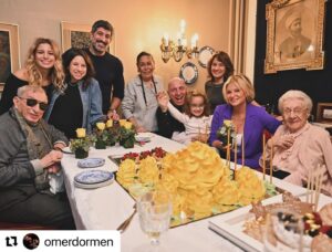 Haldun Dormen Instagram - #Repost @omerdormen with @use.repost
・・・
Bu olağanüstü ailenin parçası olduğum için her gün şükrediyorum. Ailem oldukları için söylemiyorum ama büyüğünden küçüğüne hepsi inanılmaz şahsiyetler ve onlarla birlikte geçirdiğimiz zamanlar benim için çok çok değerli. Özellikle senelerdir yurt dışında yaşayan biri olarak herkesi bir araya getirmek kolay değil.

Ama söz konusu annemin doğum günü olunca yine masanın etrafına büyük küçük hepimiz toplandık. Yine her kafadan bir ses çıktı, herkes aynı anda konuştu, konuları takip etmek zorlaştı, hediyeler verildi, sevgili Rabia Hanımın annem için yaptığı bugüne özel yemekler yendi, pastalar kesildi, Ergil Hanım annemi mutlu etmek için etrafında pervane oldu ve tabi bol bol fotoğraf çekildi.  Hepimizin dinginlik ve huzur bulduğu ve mutlu olduğu nokta bu…böyle daha çok anılar biriktirmek mümkün olur İnşallah!

Anneciğim doğum günün kutlu olsun🎉 İyi ki varsın! Sen bizim enerji ve ilham kaynağımızsın, seni çok seviyorum 🙏❤️

#aileherşeydir #betulmardin #happybirthday #leylaustalar @haldundormen @armanayse @yasemindormen @altuggultan @asliarbel #defnekülür
@alyadormen